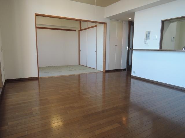 Living. Japanese-style room with an adjacent living room dining!