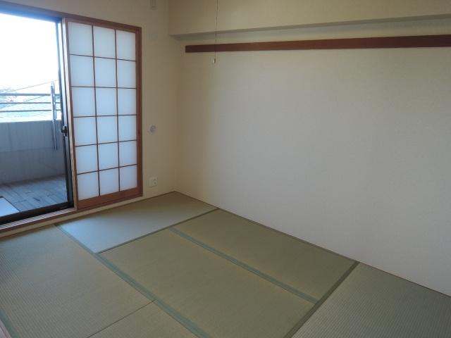 Non-living room. 6.0 tatami Bright face on the balcony
