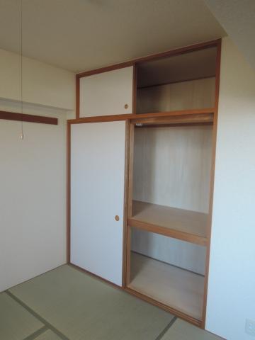 Non-living room. Armoire ・ There are upper closet