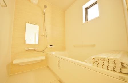 Bathroom. Indoor (12 May 2013) Shooting, This is a system bus of 1 square meters size with a window. 