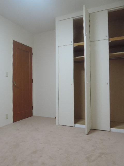 Non-living room. 6.0 Pledge closet