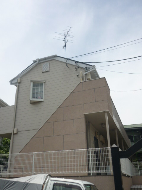 Building appearance. It is a quiet residential area