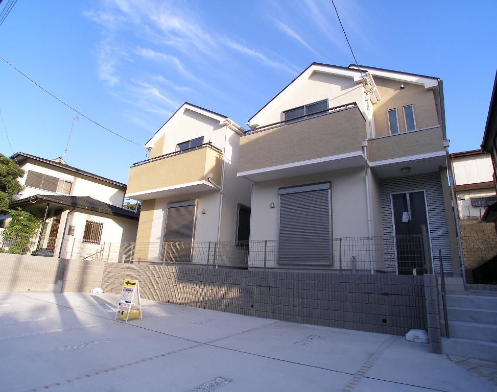 Local appearance photo. Beautiful newly built detached in subdivision! This is a positive per!