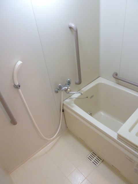 Bath. With handrail, Spacious bath time