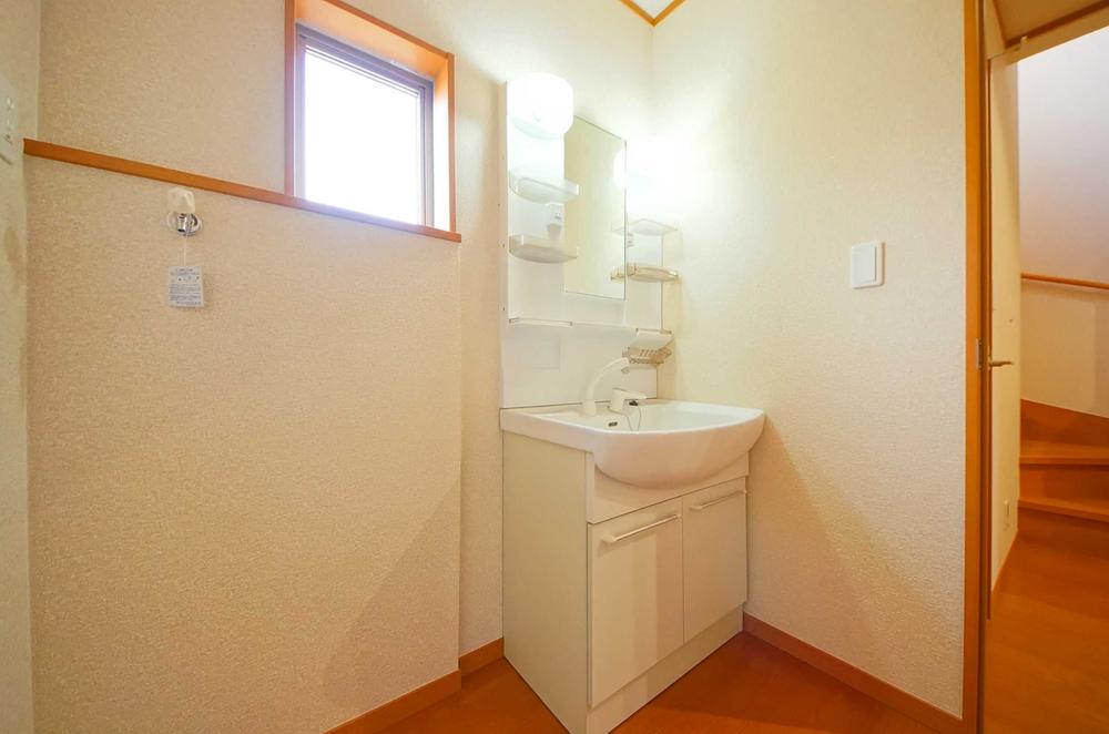 Wash basin, toilet. Indoor (11 May 2013) Shooting, Shower is Dresser. 
