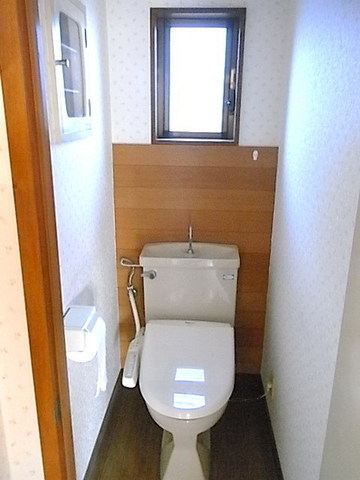 Toilet. You can also firmly ventilation because there is also a toilet window with a bidet