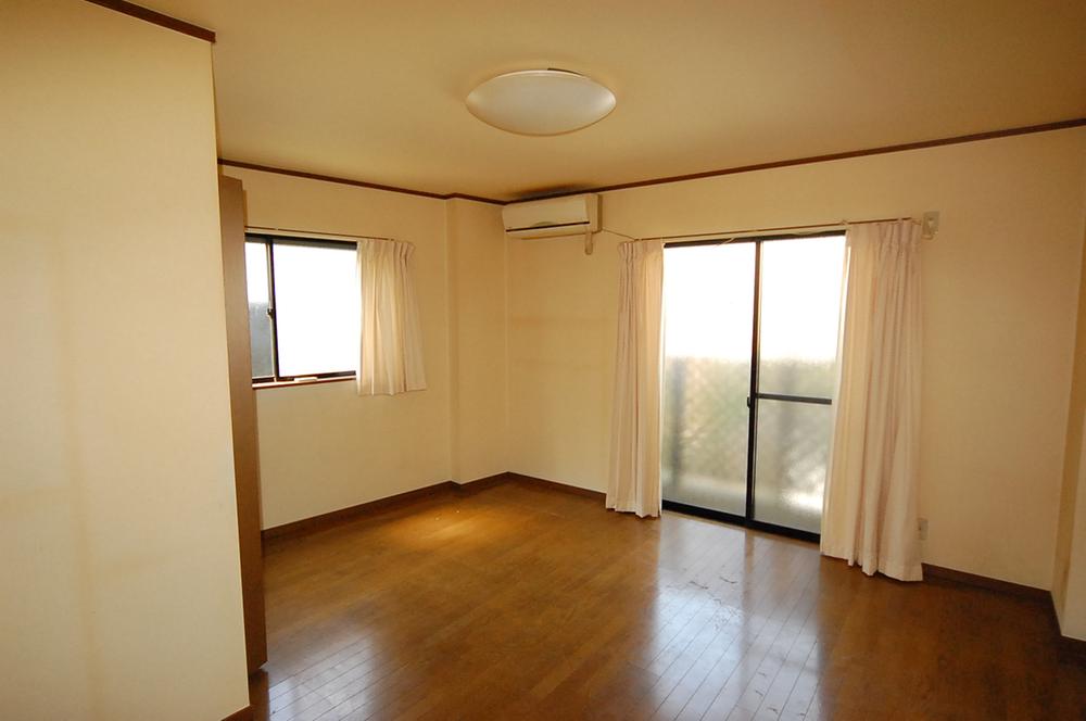 Non-living room. Bright in the three-story first floor living room is an attractive. 
