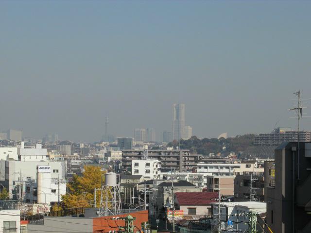 View photos from the dwelling unit. Distant view is Minato Mirai from the entrance side passage