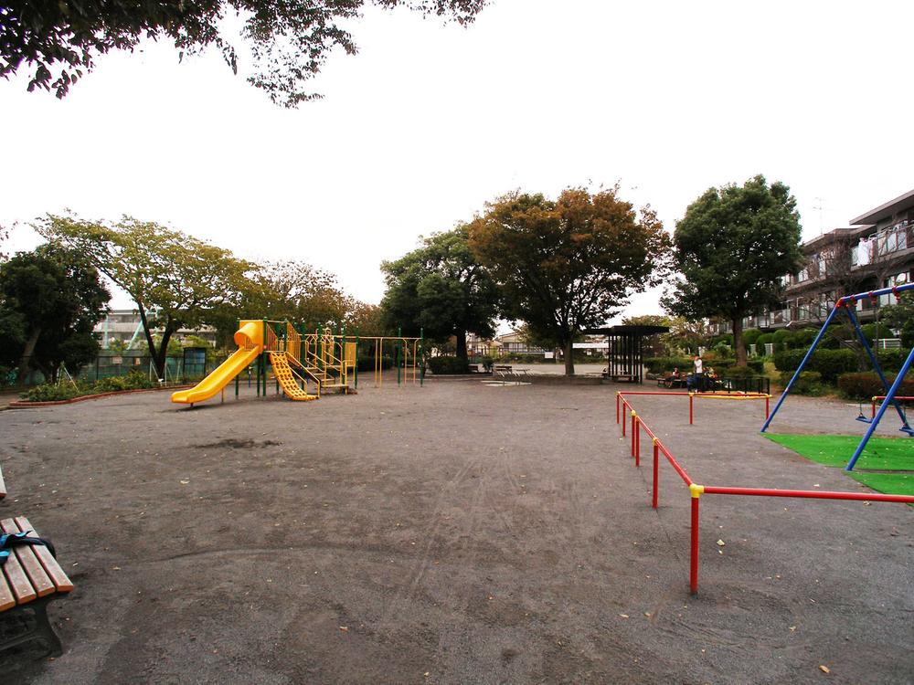 park. Higashinagaya Sakuradai park recommended to 150m daily walk up to, Healing park Ali, which is also quietly widely playground equipment.