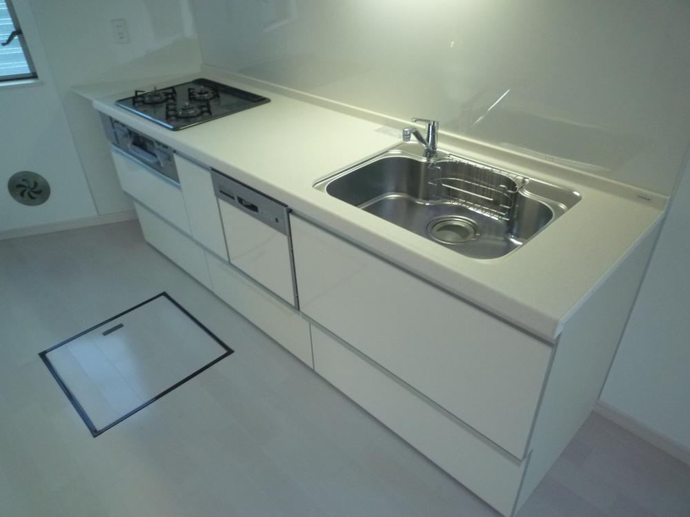 Kitchen. Dishwasher, Adopt the latest system kitchen water purifier built-in.