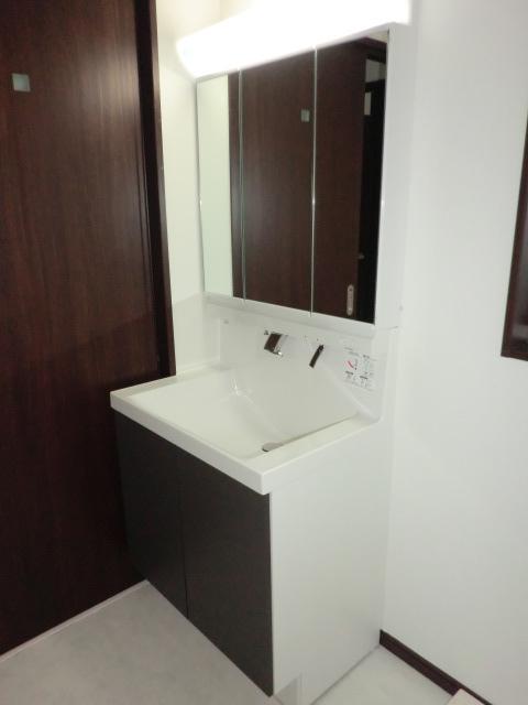 Wash basin, toilet. Indoor (11 May 2013) Shooting