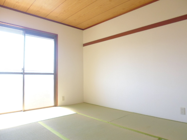 Living and room. Sunny Japanese-style room in the southeast direction
