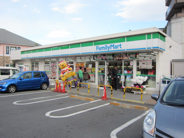 Convenience store. FamilyMart Shimonagaya store up (convenience store) 492m