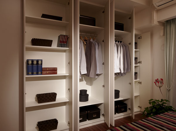 Interior. Western-style (1) closet