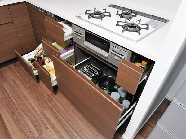 Kitchen.  [Slide storage] Without waste accommodating the cooking supplies. Storage easy, Adoption of the take-out easy to slide storage.