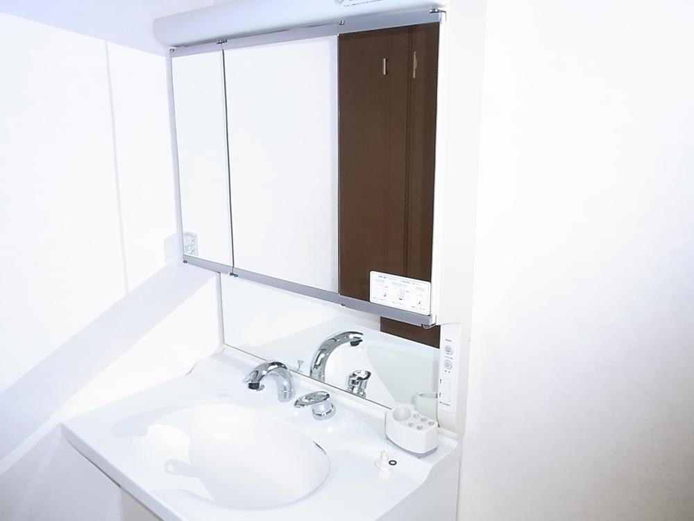Wash basin, toilet. Indoor (10 May 2013) Shooting