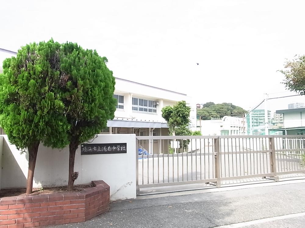 Junior high school. 1308m to Yokohama Municipal Konan Junior High School