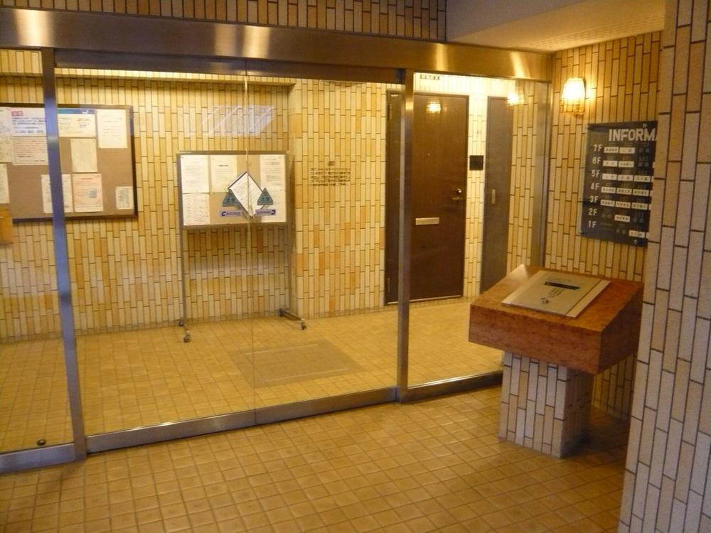 Entrance. Common areas