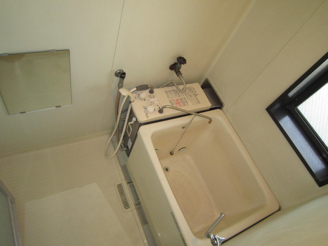 Bath. Bathroom with reheating hot water supply window