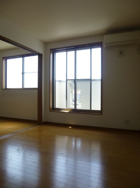 Living and room. It bright larger window
