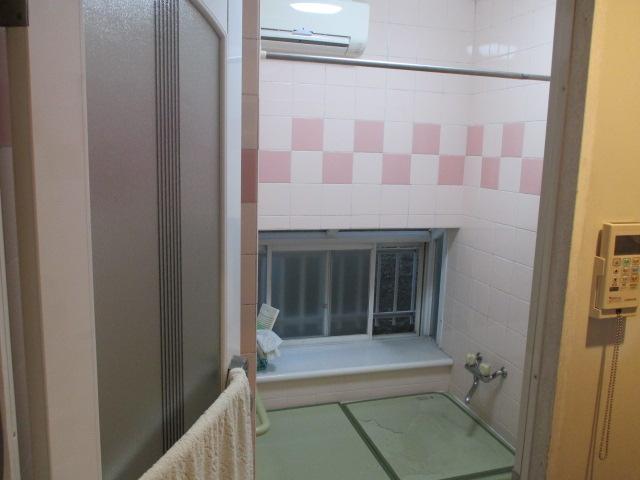 Bathroom. Indoor (10 May 2013) Shooting