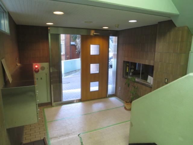 Entrance. Common areas