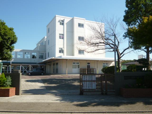 Junior high school. 2160m to Yokohama Municipal Higiriyama junior high school
