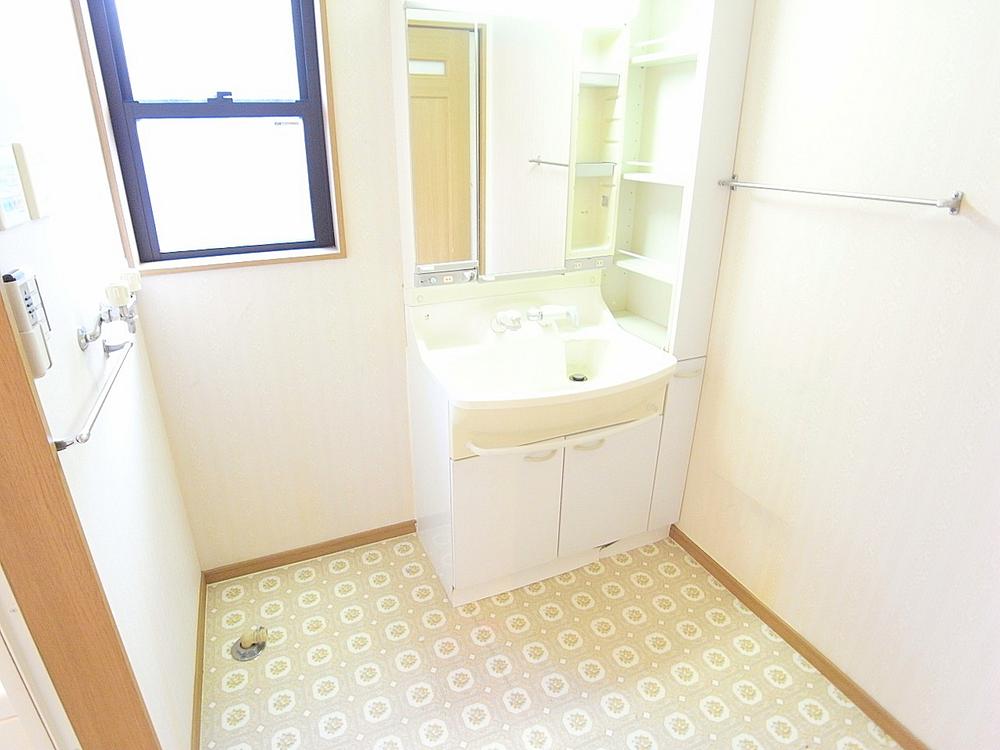 Wash basin, toilet. Cleanliness full wash room! (November 2013) Shooting