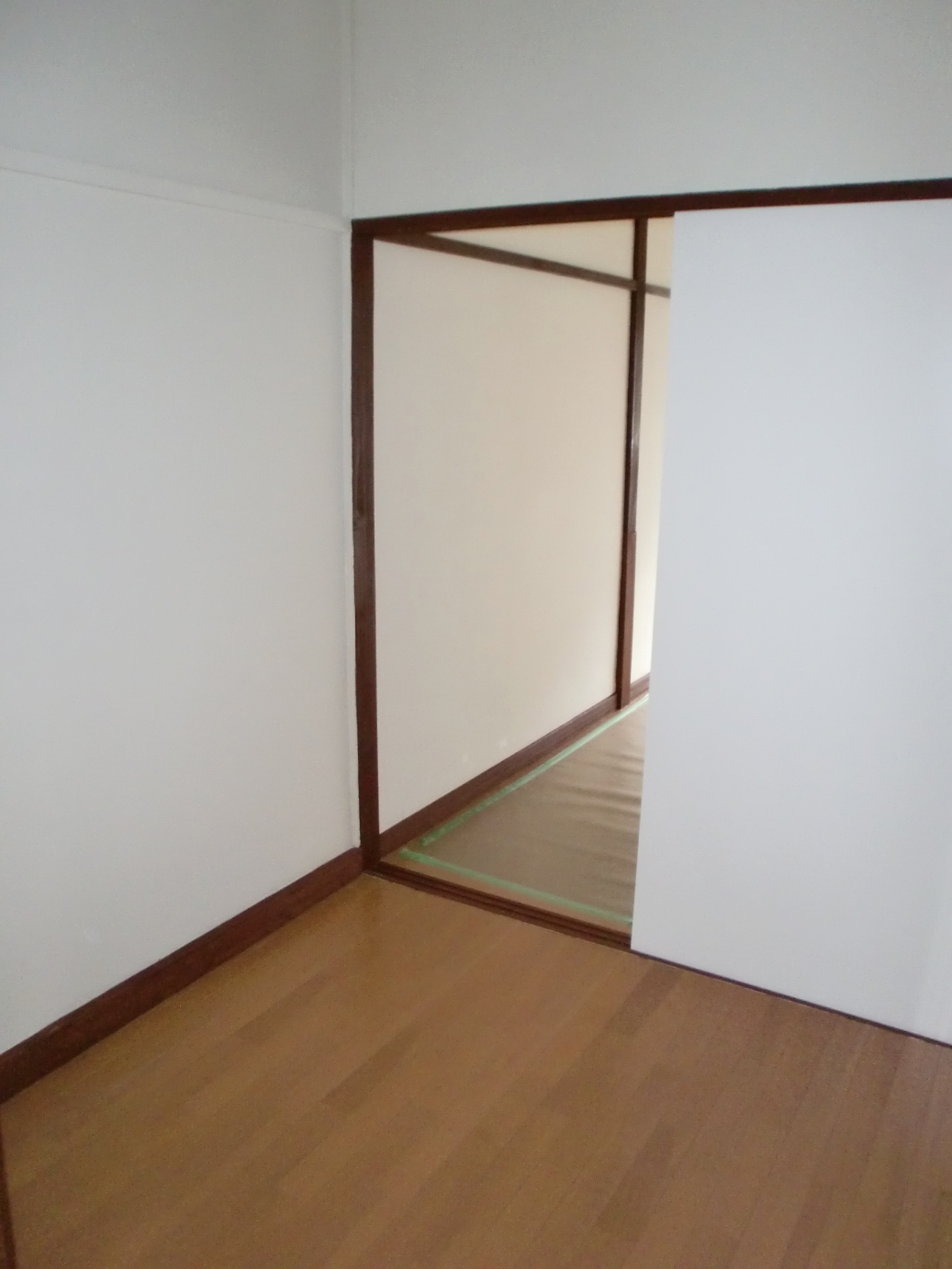 Living and room. Flooring paste