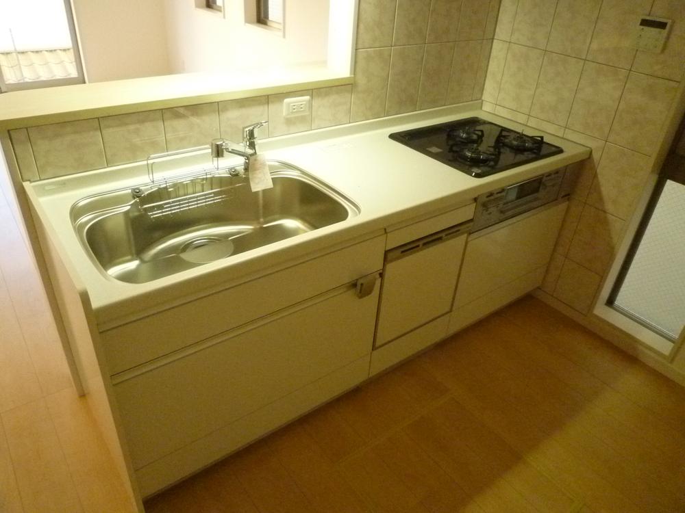 Kitchen. Dishwasher, Adopt the latest system kitchen water purifier built-in. 
