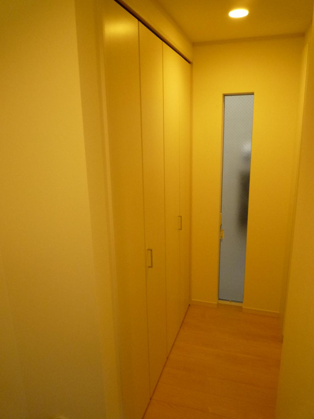 Receipt. Equipped with a convenient large-scale storage and there is also in the hallway.