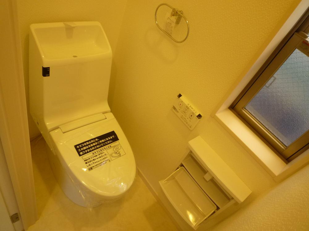 Toilet. Equipped with the latest toilet facilities Washlet built-in. 