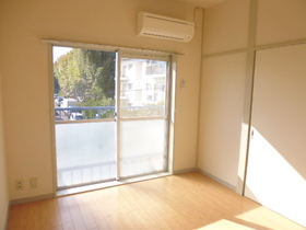 Living and room. Facing south ・ Sunny air-conditioned Western-style