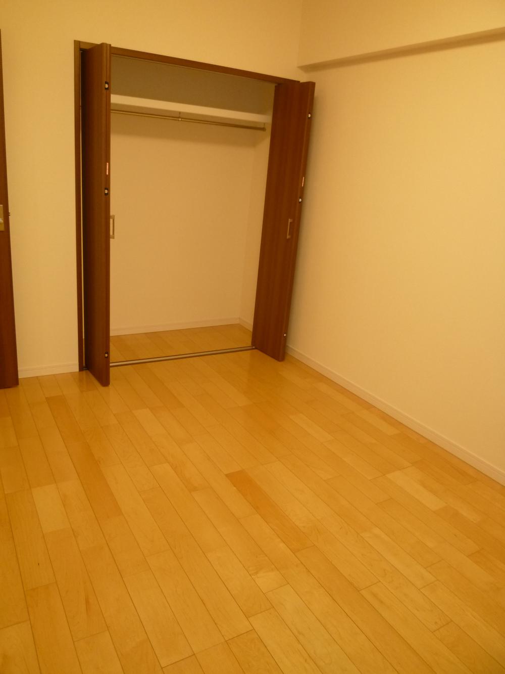 Non-living room. A storage capacity of about 6.0 tatami mats of Western-style with a closet