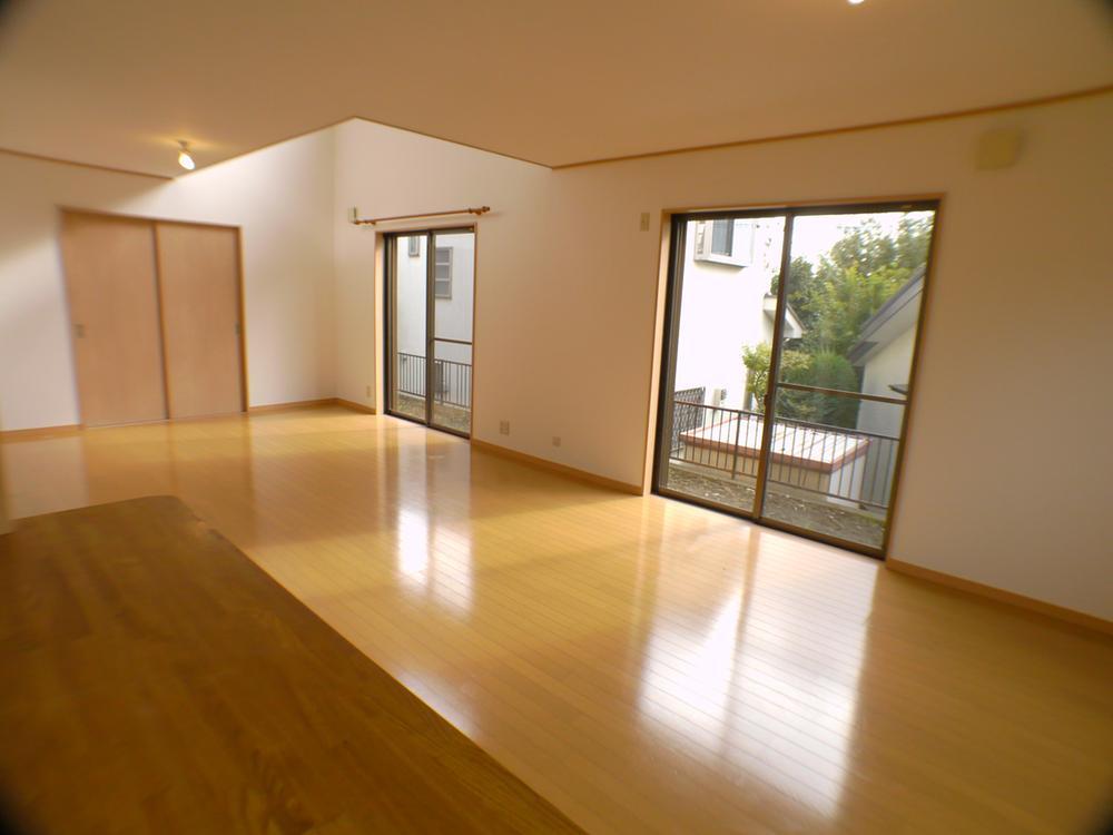 Living. LDK of about 25 tatami is very spacious! It is also good to have colonnade and garden! 