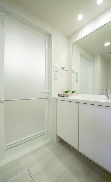 Wash basin, toilet. Independent wash basin simple with cleanliness