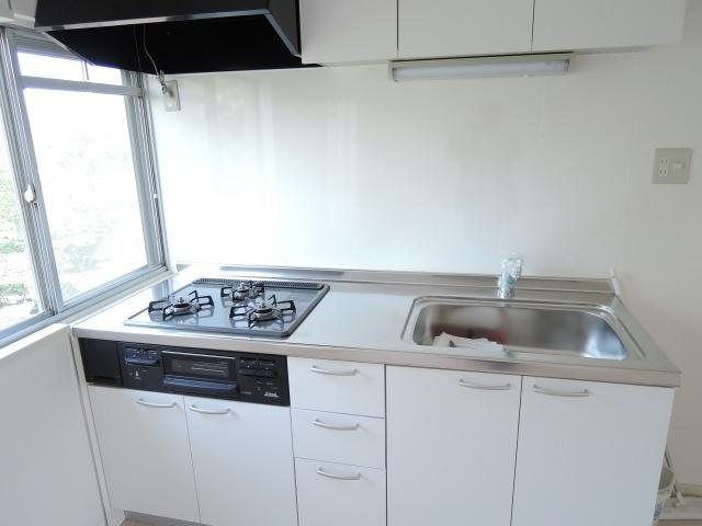 Kitchen. 3-burner stove with kitchen ・ There is a window, You can ventilation