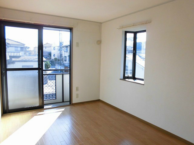 Living and room. Because the corner room is the window is bright There are two sides.