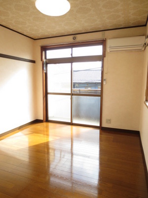 Living and room. Also installed lighting equipment to Western-style.