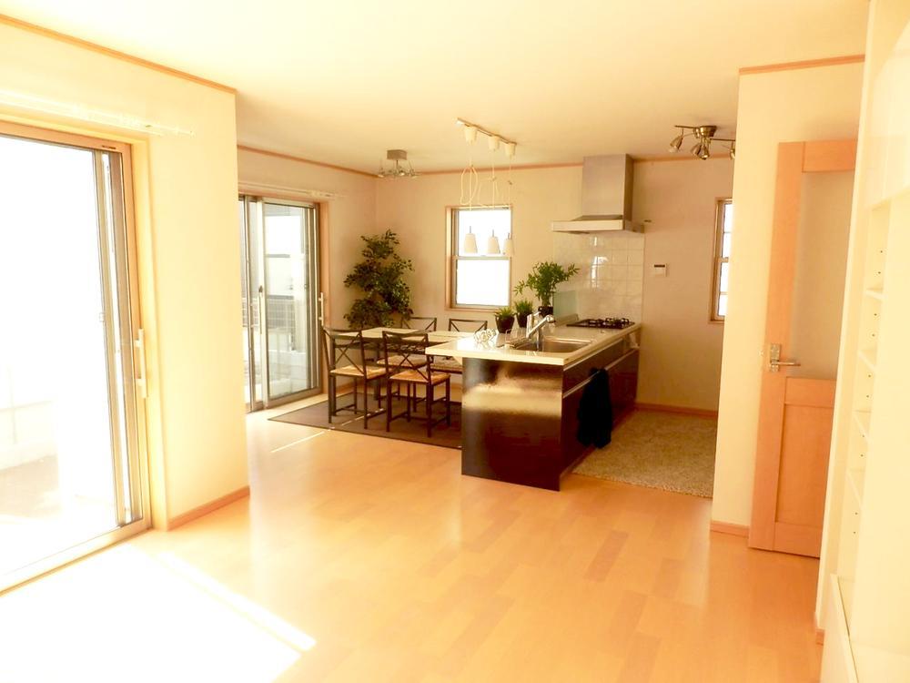 Same specifications photos (living). Many window, Bright and spacious living room! Since the face-to-face kitchen, You can dishes while enjoying the conversation in the family! (The company specification example)