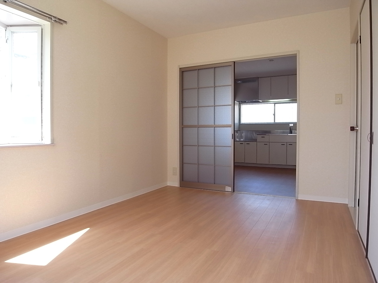 Living and room. Western-style 6 Pledge