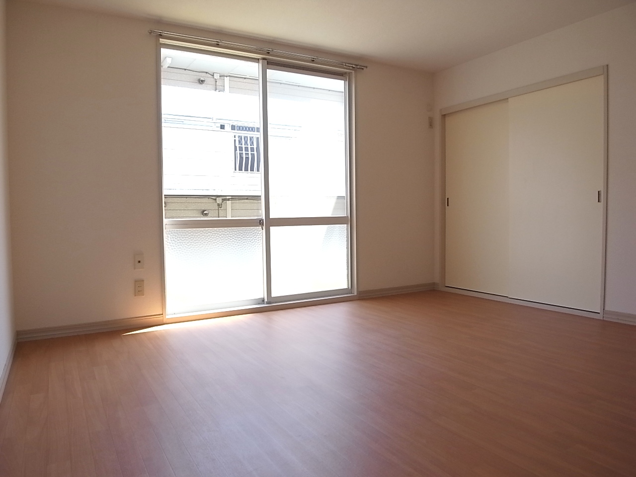 Living and room. Western-style 9.68 Pledge