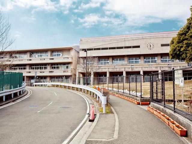 Junior high school. 809m to Yokohama City Tatsunaka Mountain Junior High School