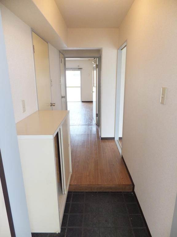 Entrance. Entrance ・ Corridor