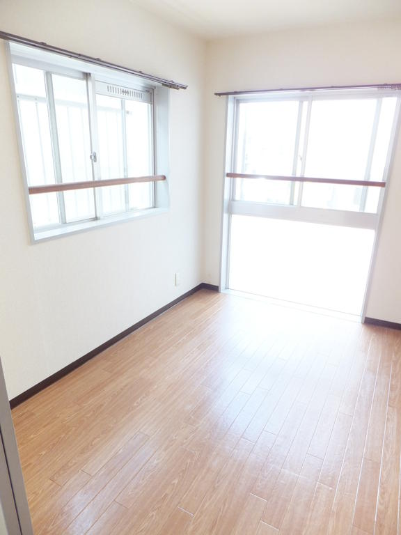 Living and room. Western-style 4 Pledge
