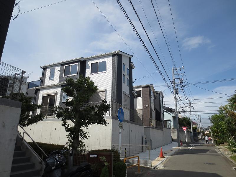 Local photos, including front road. All 88 buildings of the living environment is good new streets