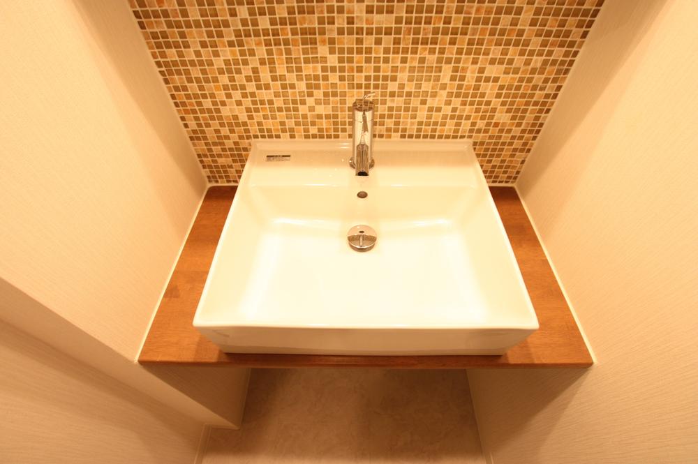 Wash basin, toilet. Stylish wash basin