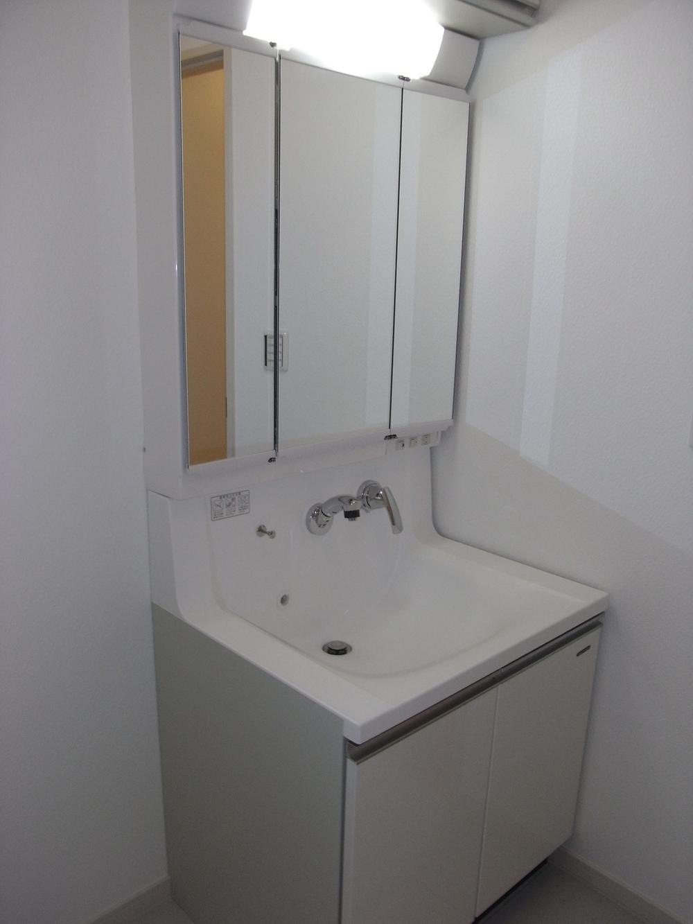 Wash basin, toilet. Indoor (24 December 2013) Shooting