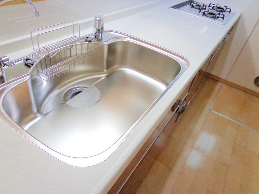 Kitchen. Large sink with water purifier. Dishwasher is also standard equipment.