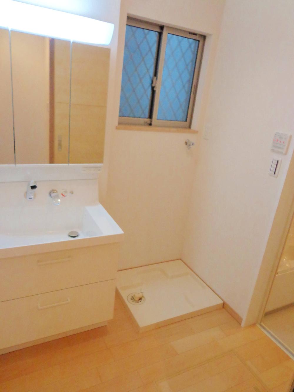 Wash basin, toilet. Vanity of three-sided mirror type.